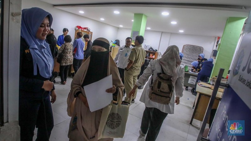 Warga memadati loket penerimaan surat dan barang di Balai Kota Jakarta, Selasa (22/4/2025). Mereka mengantre untuk melamar sebagai Pekerja Penunjang Layanan Publik (PJLP), termasuk posisi Petugas Penanganan Sarana dan Prasarana Umum (PPSU), Tim Putih dari Dinas Sosial, Tim Biru dari Dinas Sumber Daya Air, hingga Tim Hijau dari Dinas Pertamanan. (CNBC Indonesia/Faisal Rahman)