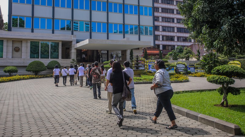 Warga yang ingin menyampaikan ucapan belasungkawa atas wafatnya Paus Fransiskus mulai berdatangan ke Kedubes Vatikan Indonesia di Jakarta, Selasa (22/4/2025). (CNBC Indonesia/Faisal Rahman)