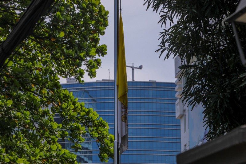 Warga yang ingin menyampaikan ucapan belasungkawa atas wafatnya Paus Fransiskus mulai berdatangan ke Kedubes Vatikan Indonesia di Jakarta, Selasa (22/4/2025). (CNBC Indonesia/Faisal Rahman) Warga yang ingin menyampaikan ucapan belasungkawa atas wafatnya Paus Fransiskus mulai berdatangan ke Kedubes Vatikan Indonesia di Jakarta, Selasa (22/4/2025). (CNBC Indonesia/Faisal Rahman)