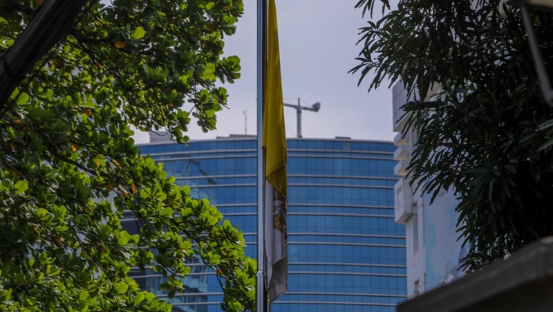 Warga yang ingin menyampaikan ucapan belasungkawa atas wafatnya Paus Fransiskus mulai berdatangan ke Kedubes Vatikan Indonesia di Jakarta, Selasa (22/4/2025). (CNBC Indonesia/Faisal Rahman)