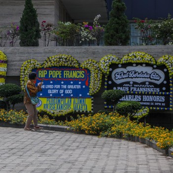 Potret Warga Berdatangan ke Kedubes Vatikan, Doakan Paus Fransiskus