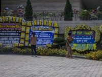 Potret Warga Berdatangan ke Kedubes Vatikan, Doakan Paus Fransiskus