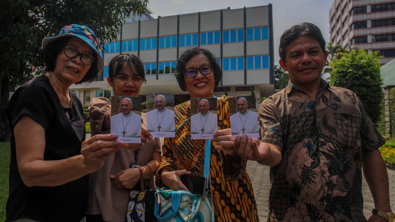 Warga yang ingin menyampaikan ucapan belasungkawa atas wafatnya Paus Fransiskus mulai berdatangan ke Kedubes Vatikan Indonesia di Jakarta, Selasa (22/4/2025). (CNBC Indonesia/Faisal Rahman) Warga yang ingin menyampaikan ucapan belasungkawa atas wafatnya Paus Fransiskus mulai berdatangan ke Kedubes Vatikan Indonesia di Jakarta, Selasa (22/4/2025). (CNBC Indonesia/Faisal Rahman)