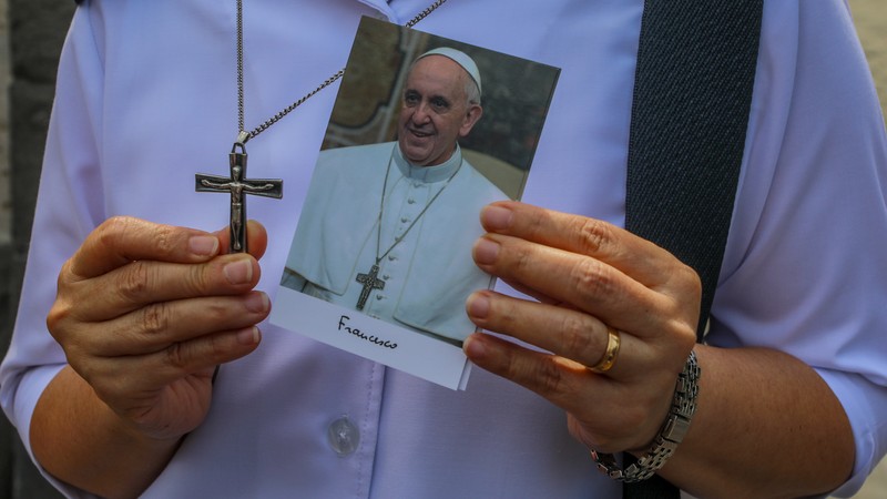 Jenazah Paus Fransiskus ditempatkan dalam peti jenazah terbuka selama ritual pernyataan kematian di kediaman Santa Marta di Vatikan, 22 April 2025. (Vatican Media via AP, HO) Jenazah Paus Fransiskus ditempatkan dalam peti jenazah terbuka selama ritual pernyataan kematian di kediaman Santa Marta di Vatikan, 22 April 2025. (Vatican Media via AP, HO)