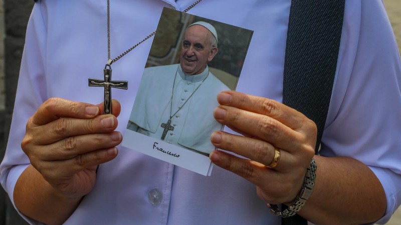 Jenazah Paus Fransiskus ditempatkan dalam peti jenazah terbuka selama ritual pernyataan kematian di kediaman Santa Marta di Vatikan, 22 April 2025. (Vatican Media via AP, HO)