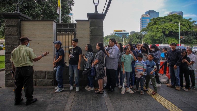 Warga yang ingin menyampaikan ucapan belasungkawa atas wafatnya Paus Fransiskus mulai berdatangan ke Kedubes Vatikan Indonesia di Jakarta, Selasa (22/4/2025). (CNBC Indonesia/Faisal Rahman) Warga yang ingin menyampaikan ucapan belasungkawa atas wafatnya Paus Fransiskus mulai berdatangan ke Kedubes Vatikan Indonesia di Jakarta, Selasa (22/4/2025). (CNBC Indonesia/Faisal Rahman)