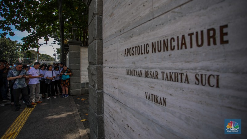 Warga yang ingin menyampaikan ucapan belasungkawa atas wafatnya Paus Fransiskus mulai berdatangan ke Kedubes Vatikan Indonesia di Jakarta, Selasa (22/4/2025). (CNBC Indonesia/Faisal Rahman) Warga yang ingin menyampaikan ucapan belasungkawa atas wafatnya Paus Fransiskus mulai berdatangan ke Kedubes Vatikan Indonesia di Jakarta, Selasa (22/4/2025). (CNBC Indonesia/Faisal Rahman)