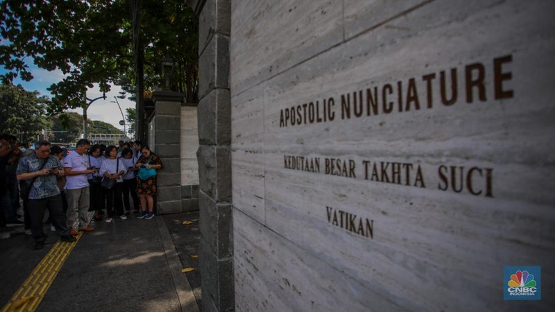 Warga yang ingin menyampaikan ucapan belasungkawa atas wafatnya Paus Fransiskus mulai berdatangan ke Kedubes Vatikan Indonesia di Jakarta, Selasa (22/4/2025). (CNBC Indonesia/Faisal Rahman)