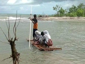 Perjuangan Anak-anak Kilmury Bersekolah, Seberangi Sungai Nyaris Tenggelam