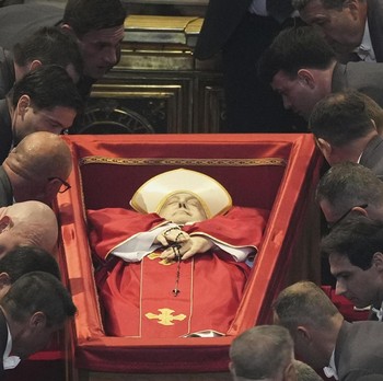 Potret Jenazah Paus Fransiskus Disemayamkan di Basilika Santo Petrus