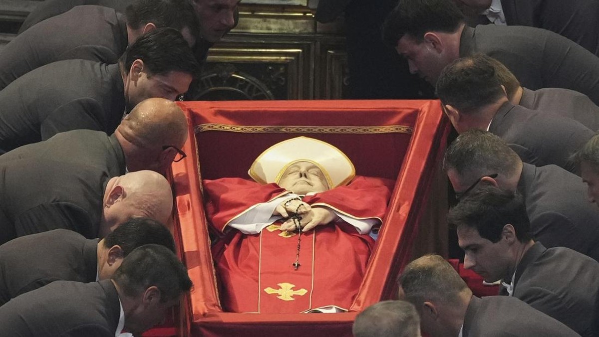    Wajah Terakhir Sang Paus: Momen Khidmat di Basilika Santo Petrus   Paus Fransiskus: Peristirahatan Terakhir di Jantung Vatikan   