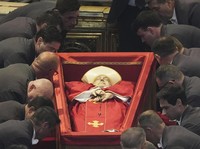 Potret Jenazah Paus Fransiskus Disemayamkan di Basilika Santo Petrus