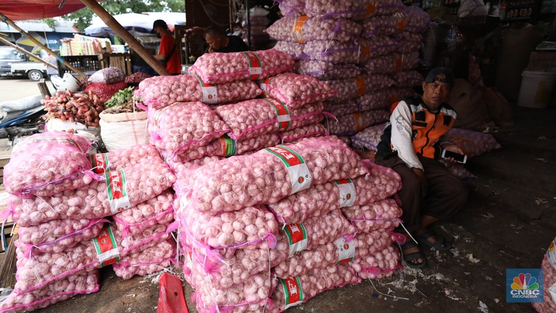 Bawang putih impor dari China di Pasar Kramat Jati, Jakarta, Rabu (23/4/2025). (CNBC Indonesia/Tri Susilo)