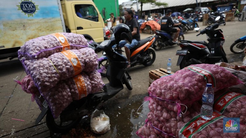 Bawang putih impor dari China di Pasar Kramat Jati, Jakarta, Rabu (23/4/2025). (CNBC Indonesia/Tri Susilo)