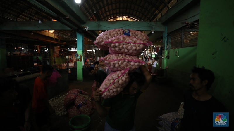 Bawang putih impor dari China di Pasar Kramat Jati, Jakarta, Rabu (23/4/2025). (CNBC Indonesia/Tri Susilo) Bawang putih impor dari China di Pasar Kramat Jati, Jakarta, Rabu (23/4/2025). (CNBC Indonesia/Tri Susilo)