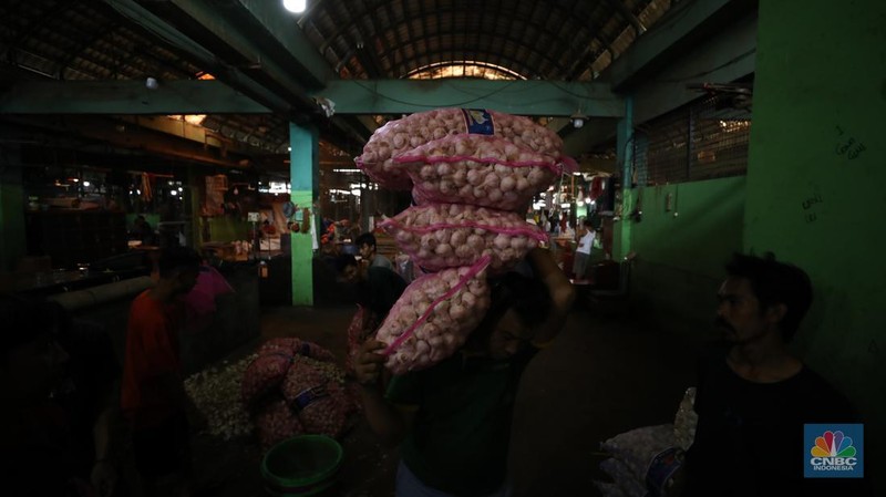 Bawang putih impor dari China di Pasar Kramat Jati, Jakarta, Rabu (23/4/2025). (CNBC Indonesia/Tri Susilo)