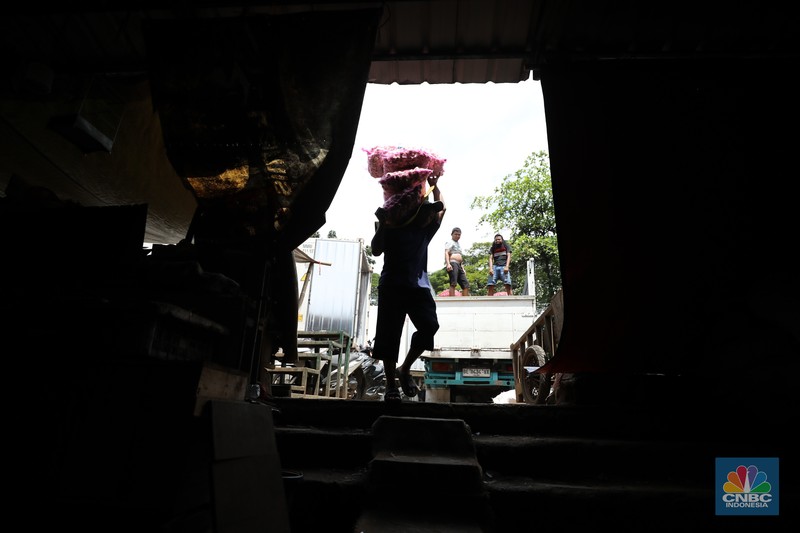 Bawang putih impor dari China di Pasar Kramat Jati, Jakarta, Rabu (23/4/2025). (CNBC Indonesia/Tri Susilo)