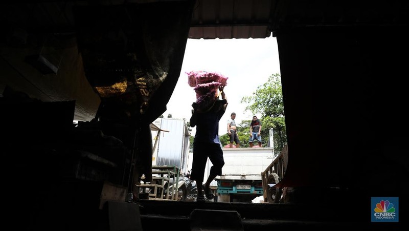 Bawang putih impor dari China di Pasar Kramat Jati, Jakarta, Rabu (23/4/2025). (CNBC Indonesia/Tri Susilo)