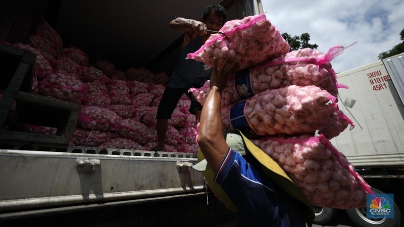 Bawang putih impor dari China di Pasar Kramat Jati, Jakarta, Rabu (23/4/2025). (CNBC Indonesia/Tri Susilo)