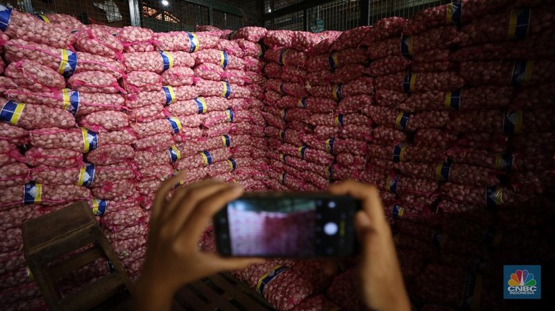 Bawang putih impor dari China di Pasar Kramat Jati, Jakarta, Rabu (23/4/2025). (CNBC Indonesia/Tri Susilo)