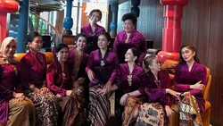 Gaya Geng Kepompong Mayangsari Hingga KD Kompak Berkebaya Burgundy