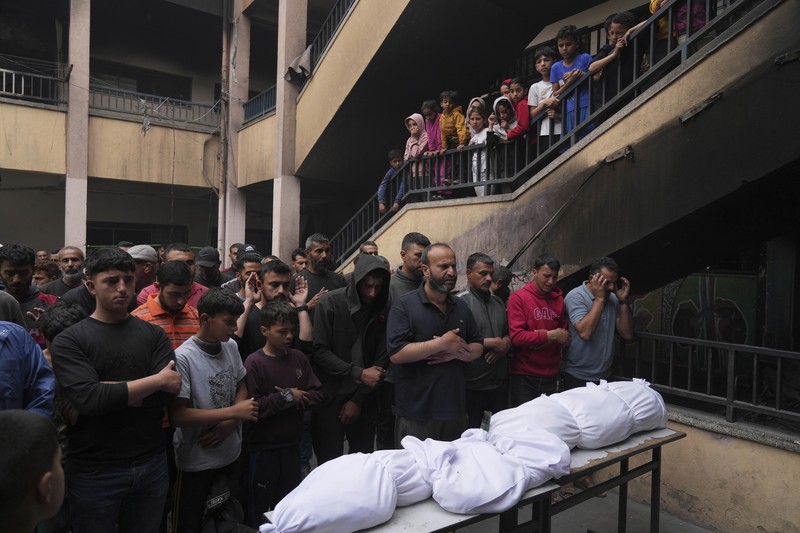ISRAEL-PALESTINIANS/GAZA Palestinians inspect the damage at a school sheltering displaced people, following an Israeli strike, in Gaza City, April 23, 2025. REUTERS/Dawoud Abu Alkas TPX IMAGES OF THE DAY
