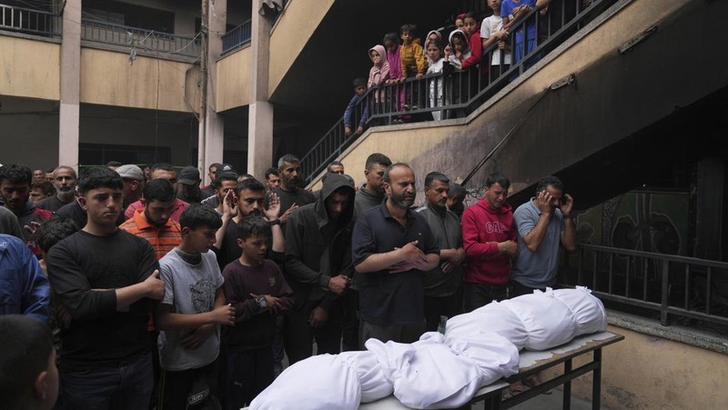 Palestinians inspect the damage at a school sheltering displaced people, following an Israeli strike, in Gaza City, April 23, 2025. REUTERS/Dawoud Abu Alkas     TPX IMAGES OF THE DAY
