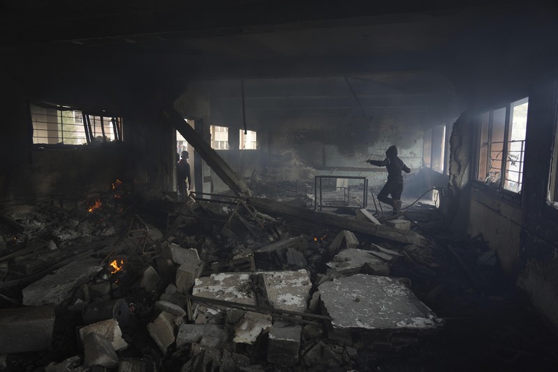 ISRAEL-PALESTINIANS/GAZA Palestinians inspect the damage at a school sheltering displaced people, following an Israeli strike, in Gaza City, April 23, 2025. REUTERS/Dawoud Abu Alkas TPX IMAGES OF THE DAY