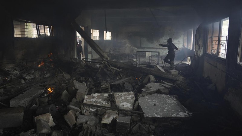 Palestinians inspect the damage at a school sheltering displaced people, following an Israeli strike, in Gaza City, April 23, 2025. REUTERS/Dawoud Abu Alkas     TPX IMAGES OF THE DAY