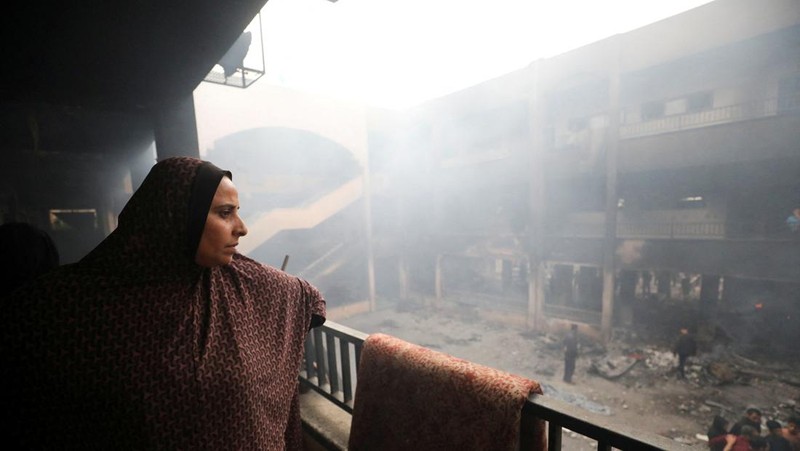 Palestinians inspect the damage at a school sheltering displaced people, following an Israeli strike, in Gaza City, April 23, 2025. REUTERS/Dawoud Abu Alkas     TPX IMAGES OF THE DAY