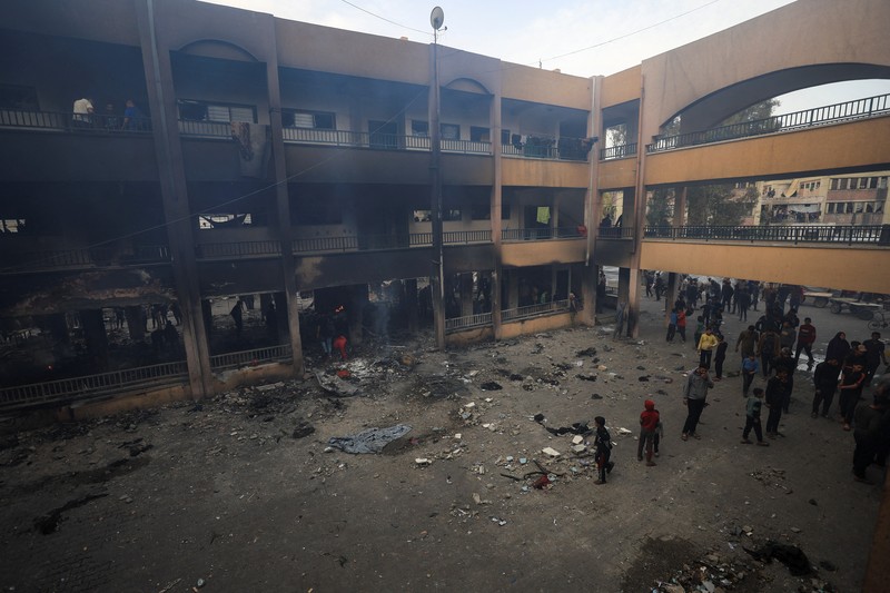 ISRAEL-PALESTINIANS/GAZA Palestinians inspect the damage at a school sheltering displaced people, following an Israeli strike, in Gaza City, April 23, 2025. REUTERS/Dawoud Abu Alkas TPX IMAGES OF THE DAY