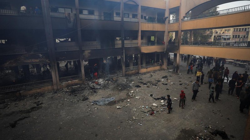 Palestinians inspect the damage at a school sheltering displaced people, following an Israeli strike, in Gaza City, April 23, 2025. REUTERS/Dawoud Abu Alkas     TPX IMAGES OF THE DAY