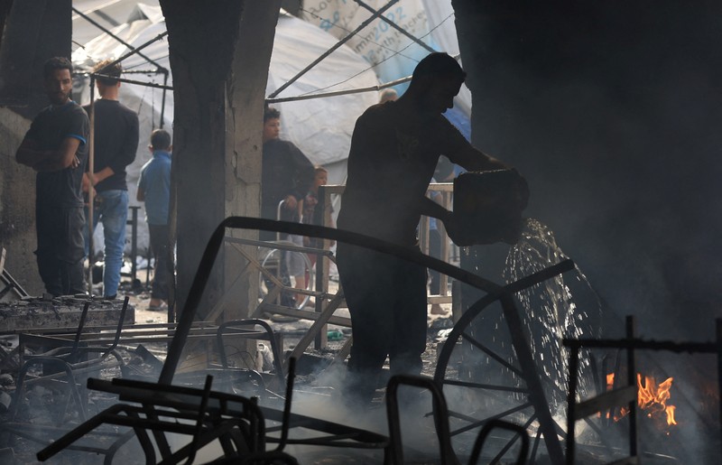 ISRAEL-PALESTINIANS/GAZA Palestinians inspect the damage at a school sheltering displaced people, following an Israeli strike, in Gaza City, April 23, 2025. REUTERS/Dawoud Abu Alkas TPX IMAGES OF THE DAY