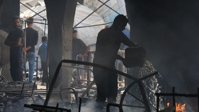 Palestinians inspect the damage at a school sheltering displaced people, following an Israeli strike, in Gaza City, April 23, 2025. REUTERS/Dawoud Abu Alkas     TPX IMAGES OF THE DAY