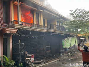 Ponpes Tsamrotul Huda dan Gudang Rongsokan di Mojokerto Terbakar