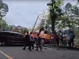 Video: Truk Angkut Besi Alami Rem Blong Tabrak 9 Kendaraan di Sumbar
