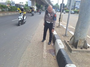 Pemotor di Bogor Hantam Pembatas Jalan Akibat Microsleep