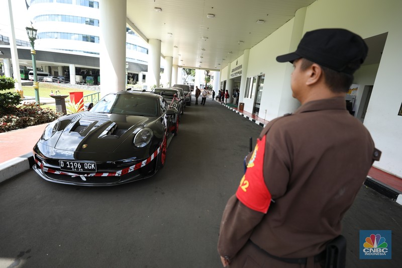 Kejaksaan Agung menyita lima kendaraan barang bukti milik Ariyanto Bakri (AR) pengacara yang menjadi tersangka dalam kasus vonis lepas kasus korupsi ekspor crude palm oil (CPO) atau bahan baku minyak goreng, Rabu (23/4/2025). Kejaksaan Agung menyita lima kendaraan barang bukti milik Ariyanto Bakri (AR) pengacara yang menjadi tersangka dalam kasus vonis lepas kasus korupsi ekspor crude palm oil (CPO) atau bahan baku minyak goreng, Rabu (23/4/2025). (CNBC Indonesia/Tri Susilo)