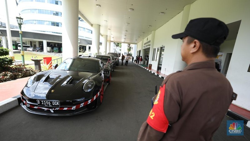 Kejaksaan Agung menyita lima kendaraan barang bukti milik ⁠Ariyanto Bakri (AR) pengacara yang menjadi tersangka dalam kasus vonis lepas kasus korupsi ekspor crude palm oil (CPO) atau bahan baku minyak goreng, Rabu (23/4/2025). (վ/Tri Susilo)