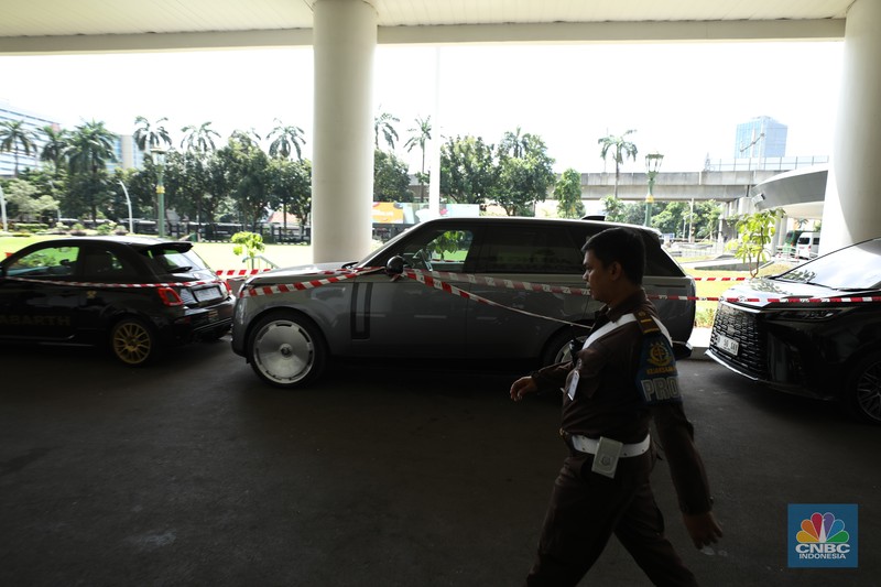 Kejaksaan Agung menyita lima kendaraan barang bukti milik Ariyanto Bakri (AR) pengacara yang menjadi tersangka dalam kasus vonis lepas kasus korupsi ekspor crude palm oil (CPO) atau bahan baku minyak goreng, Rabu (23/4/2025). Kejaksaan Agung menyita lima kendaraan barang bukti milik Ariyanto Bakri (AR) pengacara yang menjadi tersangka dalam kasus vonis lepas kasus korupsi ekspor crude palm oil (CPO) atau bahan baku minyak goreng, Rabu (23/4/2025). (CNBC Indonesia/Tri Susilo)