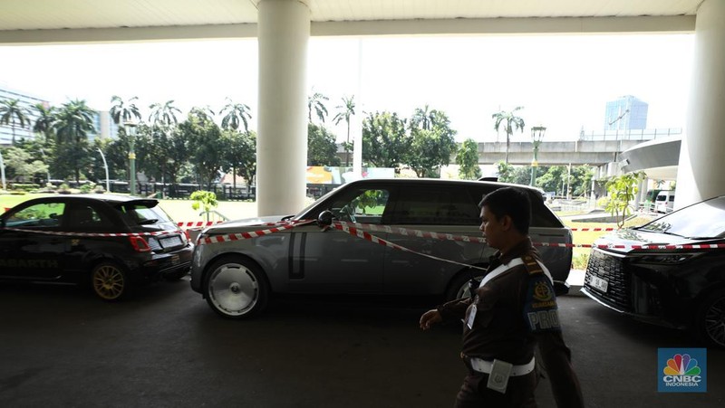 Kejaksaan Agung menyita lima kendaraan barang bukti milik ⁠Ariyanto Bakri (AR) pengacara yang menjadi tersangka dalam kasus vonis lepas kasus korupsi ekspor crude palm oil (CPO) atau bahan baku minyak goreng, Rabu (23/4/2025). (վ/Tri Susilo)