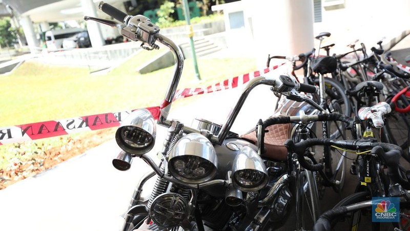 Kejaksaan Agung menyita lima kendaraan barang bukti milik ⁠Ariyanto Bakri (AR) pengacara yang menjadi tersangka dalam kasus vonis lepas kasus korupsi ekspor crude palm oil (CPO) atau bahan baku minyak goreng, Rabu (23/4/2025). (վ/Tri Susilo)