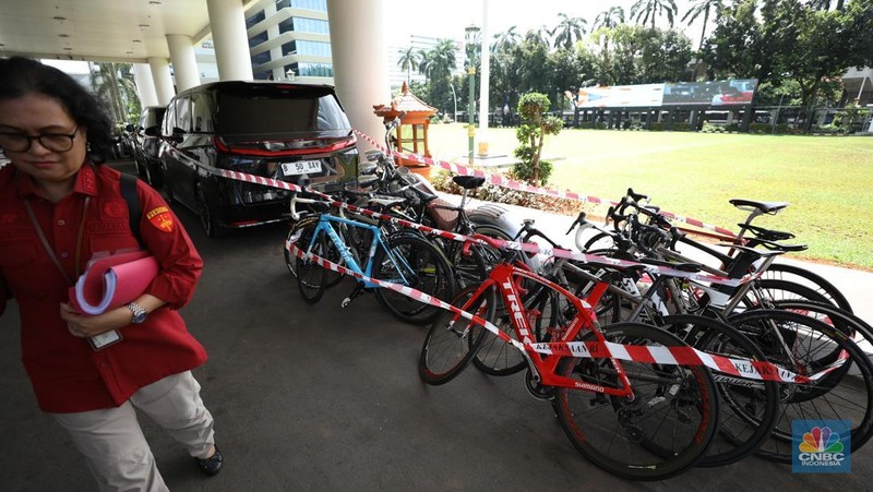 Kejaksaan Agung menyita lima kendaraan barang bukti milik ⁠Ariyanto Bakri (AR) pengacara yang menjadi tersangka dalam kasus vonis lepas kasus korupsi ekspor crude palm oil (CPO) atau bahan baku minyak goreng, Rabu (23/4/2025). (վ/Tri Susilo)