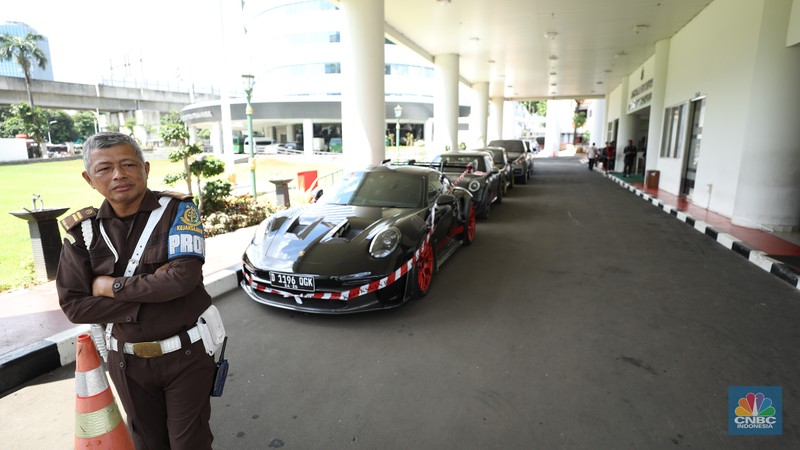 Kejaksaan Agung menyita lima kendaraan barang bukti milik Ariyanto Bakri (AR) pengacara yang menjadi tersangka dalam kasus vonis lepas kasus korupsi ekspor crude palm oil (CPO) atau bahan baku minyak goreng, Rabu (23/4/2025). Kejaksaan Agung menyita lima kendaraan barang bukti milik Ariyanto Bakri (AR) pengacara yang menjadi tersangka dalam kasus vonis lepas kasus korupsi ekspor crude palm oil (CPO) atau bahan baku minyak goreng, Rabu (23/4/2025). (CNBC Indonesia/Tri Susilo)