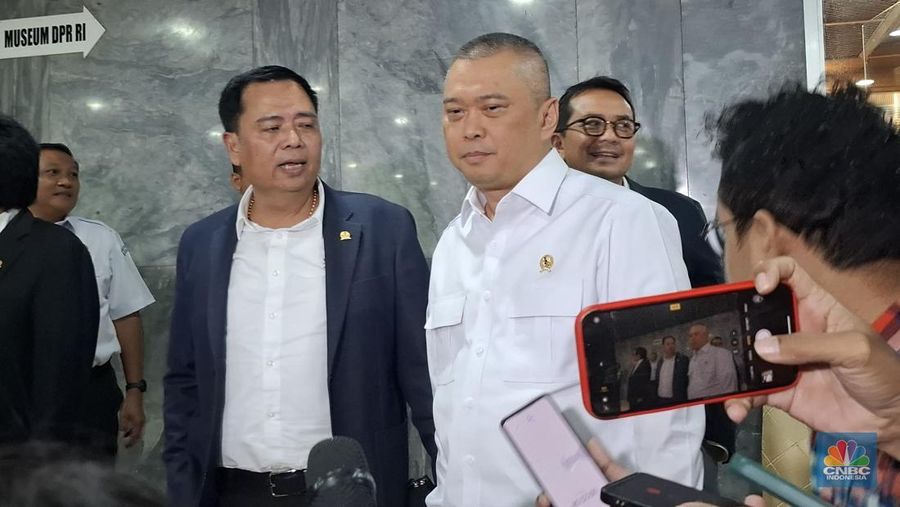 Menteri Perhubungan Dudy Purwagandhi saat ditemui oleh wartawan dalam rapat kerja bersama Komisi V DPR RI, Rabu (23/4/2025). (CNBC Indonesia/Chandra Dwi Pranata)