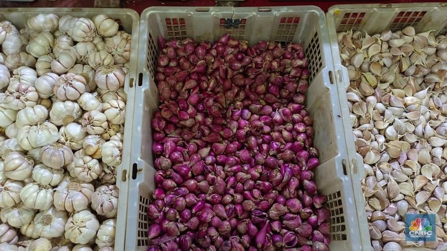Pantauan harga bawang di Pasar Rumput, Jakarta Selatan, Rabu (23/4/2025). (վ/Martyasari Rizky)