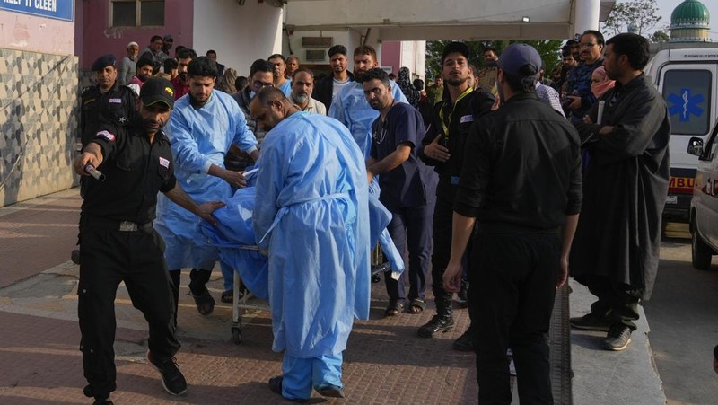 Petugas polisi India menghentikan kendaraan di pos pemeriksaan menyusul dugaan serangan militan, di Pahalgam di distrik Anantnag, Kashmir selatan, 22 April 2025. (REUTERS/Stringer)
