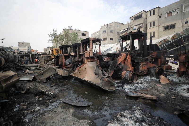 Pemandangan mesin yang hancur di lokasi serangan Israel, di kamp pengungsi Jabalia di Jalur Gaza utara, 22 April 2025. Pemandangan mesin yang hancur di lokasi serangan Israel, di kamp pengungsi Jabalia di Jalur Gaza utara, 22 April 2025. (REUTERS/Mahmoud Issa)