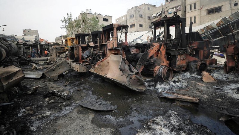 Pemandangan mesin yang hancur di lokasi serangan Israel, di kamp pengungsi Jabalia di Jalur Gaza utara, 22 April 2025. (REUTERS/Mahmoud Issa)
