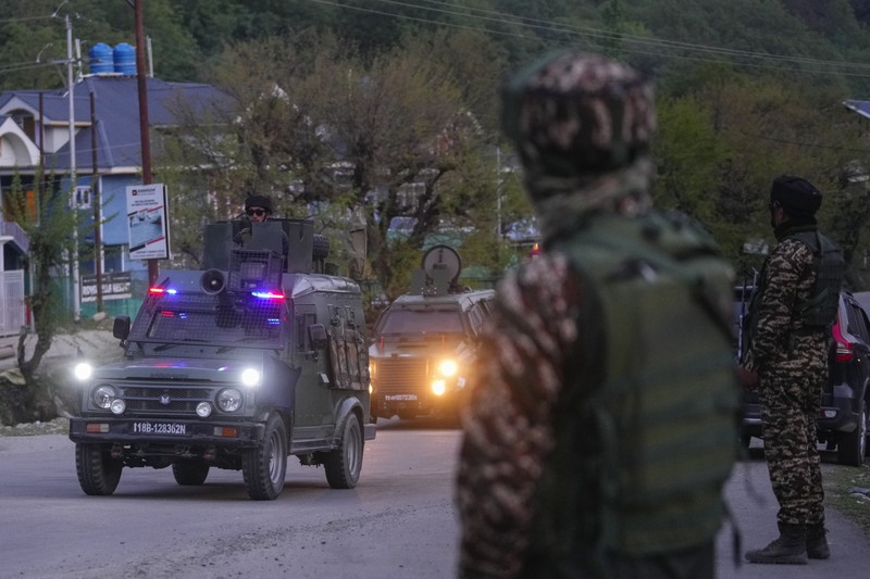 Petugas polisi India menghentikan kendaraan di pos pemeriksaan menyusul dugaan serangan militan, di Pahalgam di distrik Anantnag, Kashmir selatan, 22 April 2025. (REUTERS/Stringer)
